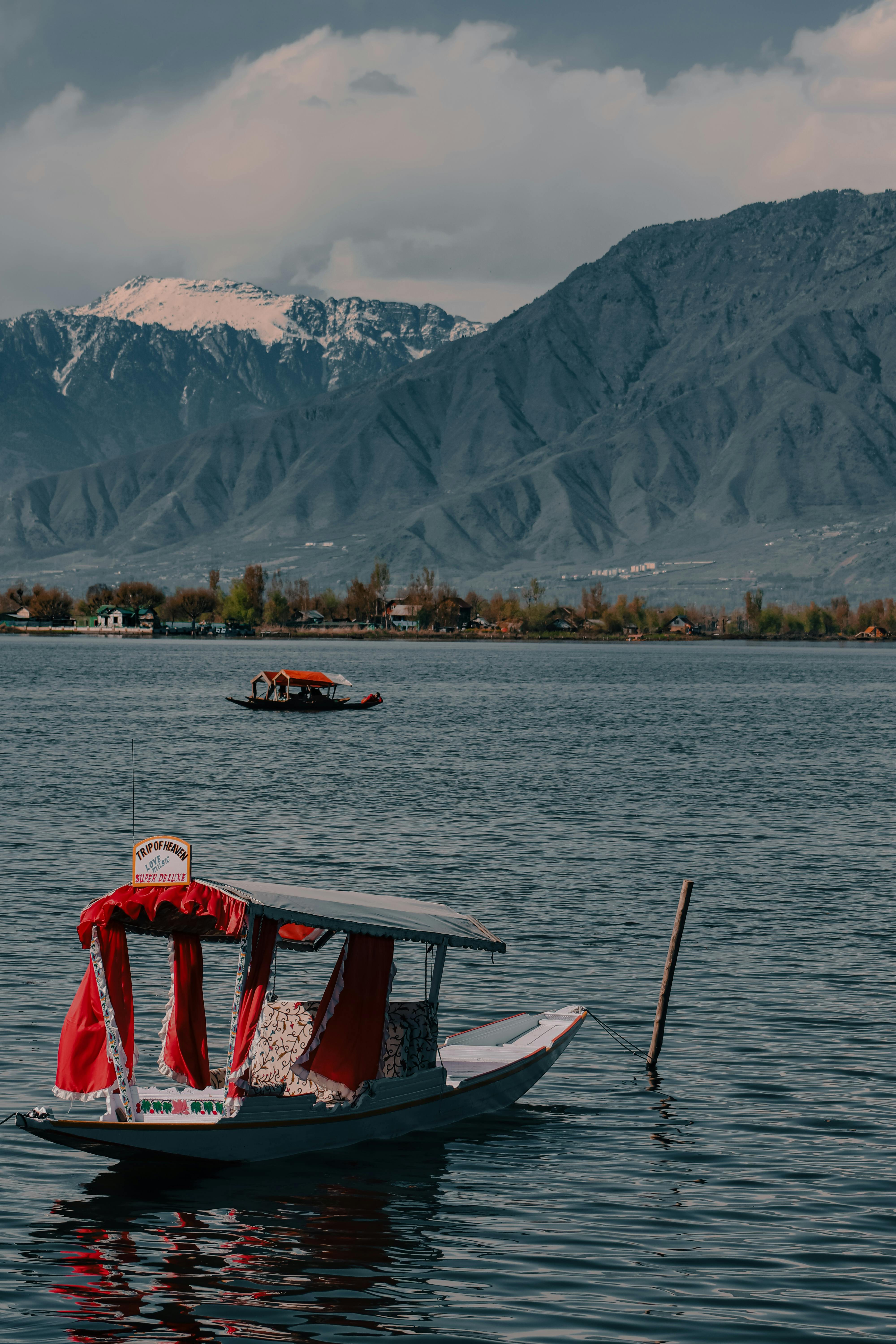 Kashmir with Vaishno Devi and Amritsar Tour